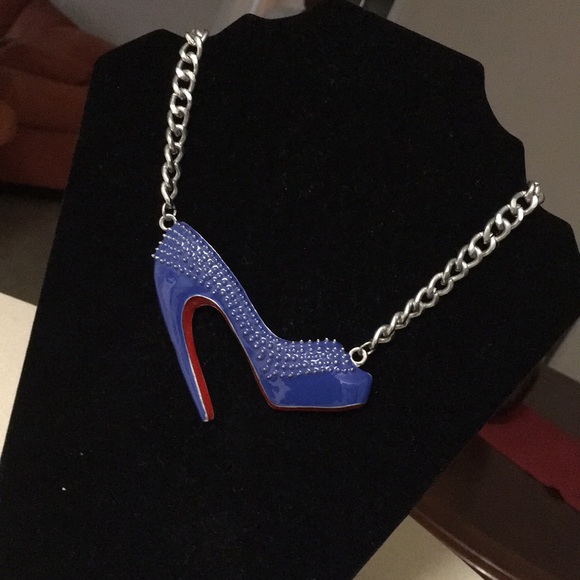 Jewelry - Thick linked silver necklace with blue heel